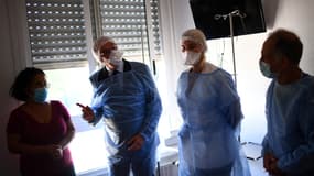 Jean Castex devant des soignants lors d'un déplacement au Centre hospitalier Sud Essonne à Etampes