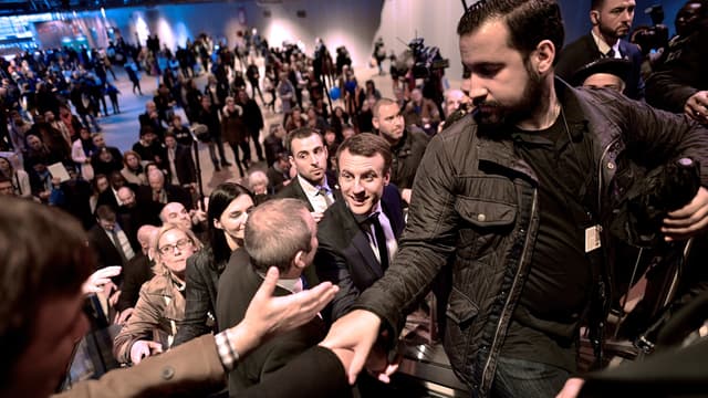 Emmanuel Macron, précédé d'Alexandre Benalla, lors de l'édition 2017 du Salon de l'Agriculture, à Paris.