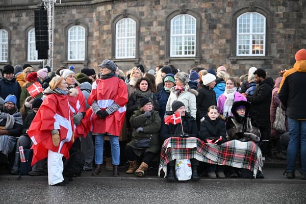 La foule danoise regroupée devant le palais de Christiansborg pour suivre l'abdication de la reine Margrethe II à Copenhague, au Danemark, le 14 janvier 2024.
