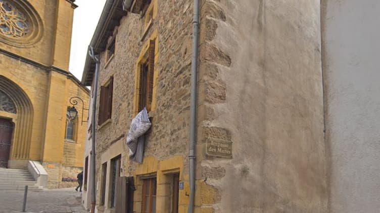 Sa maison, située impasse des mûres à l'Arbresle, n'a plus que ses murs extérieurs et quelques poutres.