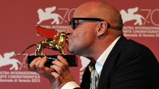 Le réalisateur italien Gianfranco Rosi, et son lion d'or du festival de Venise, pour son documentaire intitulé "Sacro Gra"