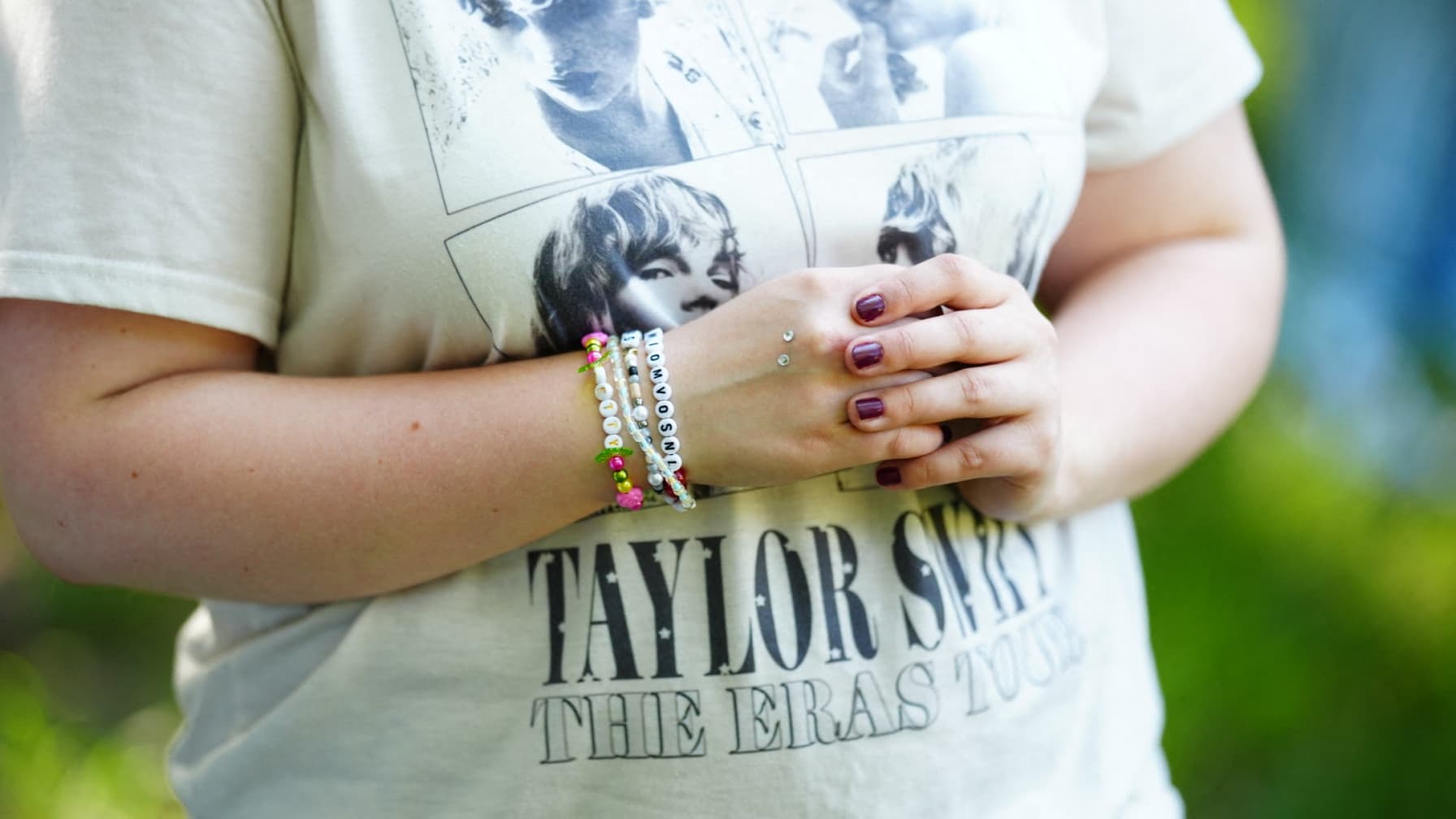"J'AI POSÉ MA JOURNÉE": LES SWIFTIES DANS LES STARTING-BLOCKS POUR LA SORTIE DU 12E ALBUM DE TAYLOR SWIFT