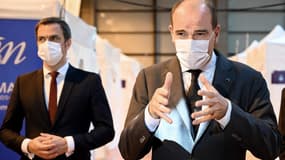 Olivier Véran et Jean Castex au centre de vaccination de Saint-Maur-des-Fossés (Val-de-Marne), le 31 mai 2021.