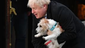 Le Premier ministre britannique pose avec son chien Dilyn le 12 décembre 2019.