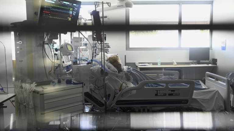 Un patient atteint du Covid-19 dans une chambre du service de soins intensifs des Hôpitaux universitaires de Strasbourg (HUS), le 28 juillet 2021