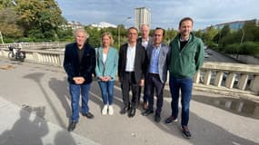 Plusieurs élus de la majorité municipale se sont réunies à proximité du périphérique pour appuyer leur mesure d'abaissement de la vitesse. 