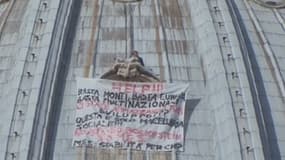 La banderole du manifestant, perchée sur le dôme de la Basilique St-Pierre de Rome.