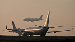 La Direction générale de l'Aviation civile (DGAC) demande aux compagnies d'annuler à nouveau 30% de leurs vols à Paris-Orly.
