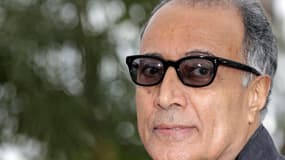 Palme d'or en 1997 avec "Le goût de la cerise", Le cinéaste iranien Abbas Kiarostami a été à nouveau invité à concourir cette année, avec un film sans début ni fin qui a suscité l'incompréhension de bon nombre de festivaliers lundi. /Photo prise le 21 mai