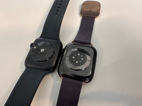 A gauche, le dos de l'Apple Watch SE - A droite, celui de la Watch Series 8 avec ses multiples capteurs santé