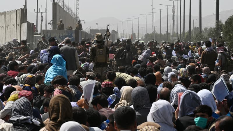 Des milliers de personnes patientent devant l'aéroport de Kaboul, pour tenter de fuir le régime taliban, le 20 août 2021.