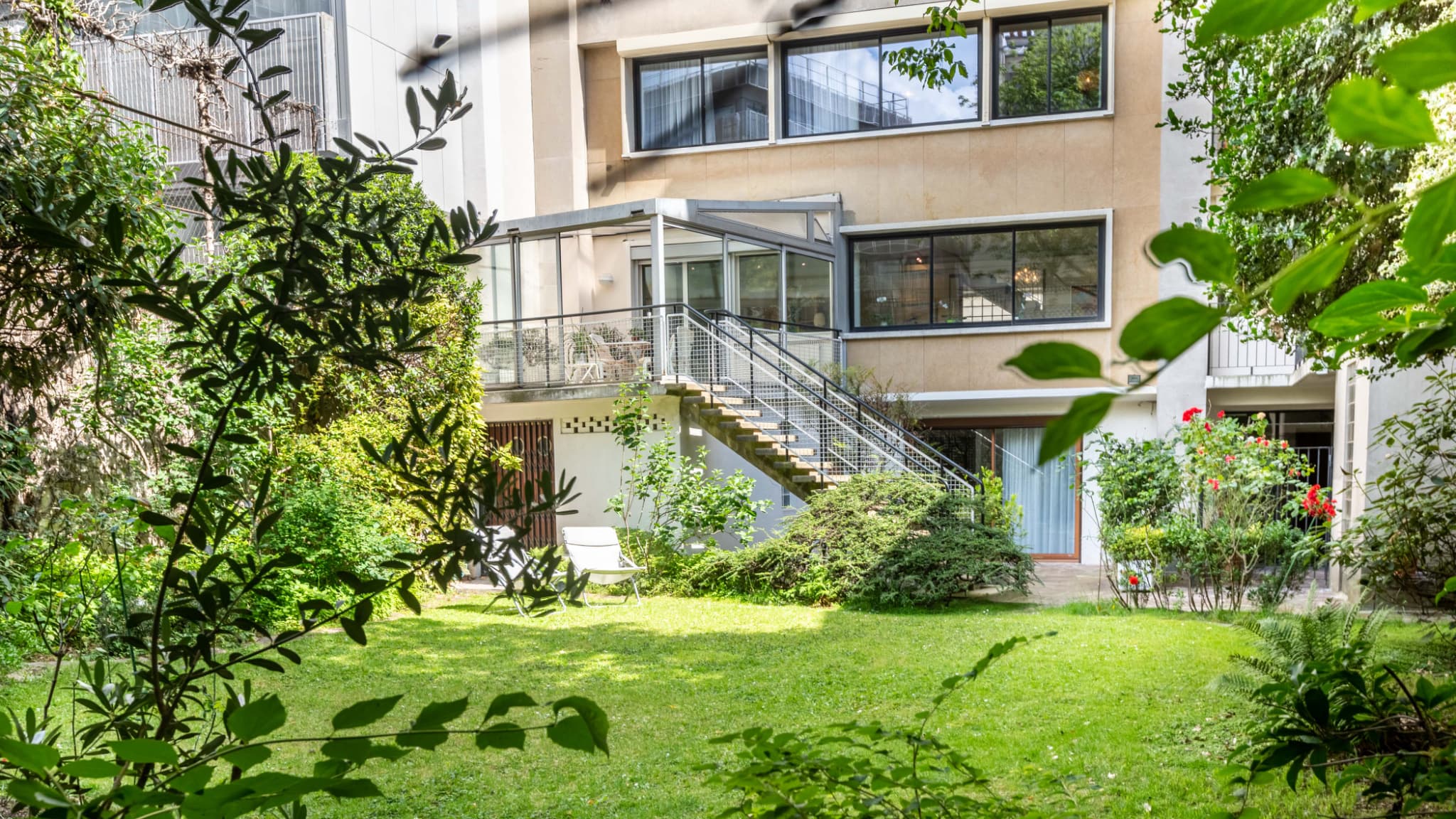 Ce bien proposé par Barnes a été vendu 4,1 millions d'euros. A ce prix, les nouveaux propriétaires disposent de 273m² habitables, de 6 chambres et d'un jardin de 300m². Ce bien proposé par Barnes a été vendu 4,1 millions d'euros. A ce prix, les nouveaux propriétaires disposent de 273m² habitables, de 6 chambres et d'un jardin de 300m².