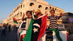 Devant le QG de Mouammar Kadhafi à Tripoli. Les insurgés libyens se sont emparés de Bab al Aziziah, le quartier général de Mouammar Kadhafi en plein coeur de Tripoli, mais leur triomphe n'est toujours pas complet ce mercredi matin, des fusillades et des c