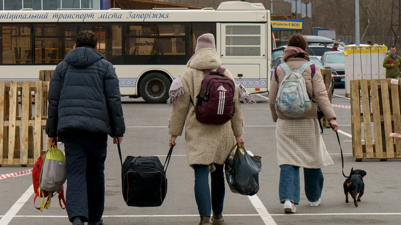 Des réfugiés ukrainiens de Marioupol arrivent à Zaporijia, vendredi 1er avril 2022