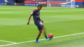 Les premières jongles de Neymar sur la pelouse du Parc des Princes