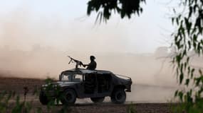 Un soldat de l'armée israélienne se déploie le long de la frontière avec la bande de Gaza, dans le sud d'Israël, le 13 octobre 2023.