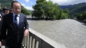 François Hollande dans le village de Saint-Béat, en Haute-Garonne, touché par des inondations. Une mission interministérielle se rendra mercredi sur les lieux des inondations qui ont frappé le département les 18 et 19 juin afin de débloquer une avance de