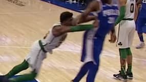 Marcus Smart éjecte Joel Embiid