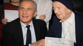 Soeur André aux côtés du maire de Toulon Hubert Falco en février 2019.