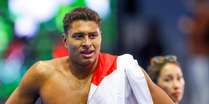 Yohann Ndoye-Brouard avec le drapeau français pendant les Mondiaux de natation à Singapour, juillet 2025