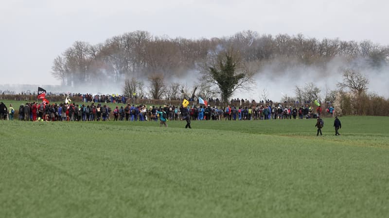 Des affrontements entre militants anti-bassines à Sainte-Soline, dans les Deux-Sèvres, et forces de l'ordre, le 25 mars 2023