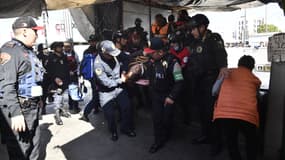 Une personnes blessée est prise en charge après une collision entre deux rames de métro à Mexico, le 7 janvier 2023.
