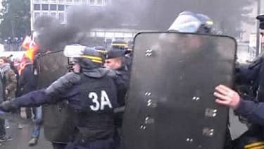 Les affrontements entre forces de l'ordre et ouvriers ont fait des blessés légers.