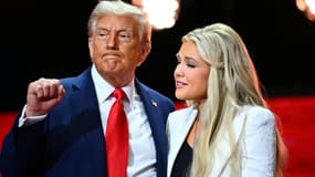 Le président américain Donald Trump et Erika Kirk, veuve de Charlie Kirk, prennent la parole lors de la cérémonie publique à la mémoire de l'activiste de droite Charlie Kirk au State Farm Stadium de Glendale, en Arizona, le 21 septembre 2025.