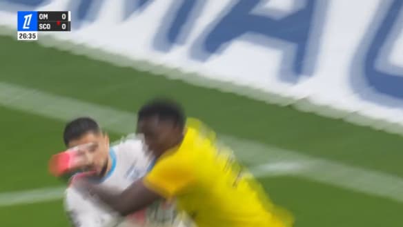 Neal Maupay prend son premier jaune lors d'OM-Angers, le 4 octobre 2024.