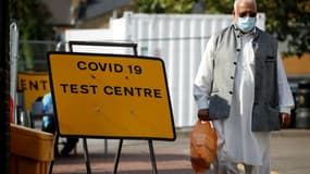 Devant un centre de tests du Covid-19 à Londres, le 16 septembre 2020.