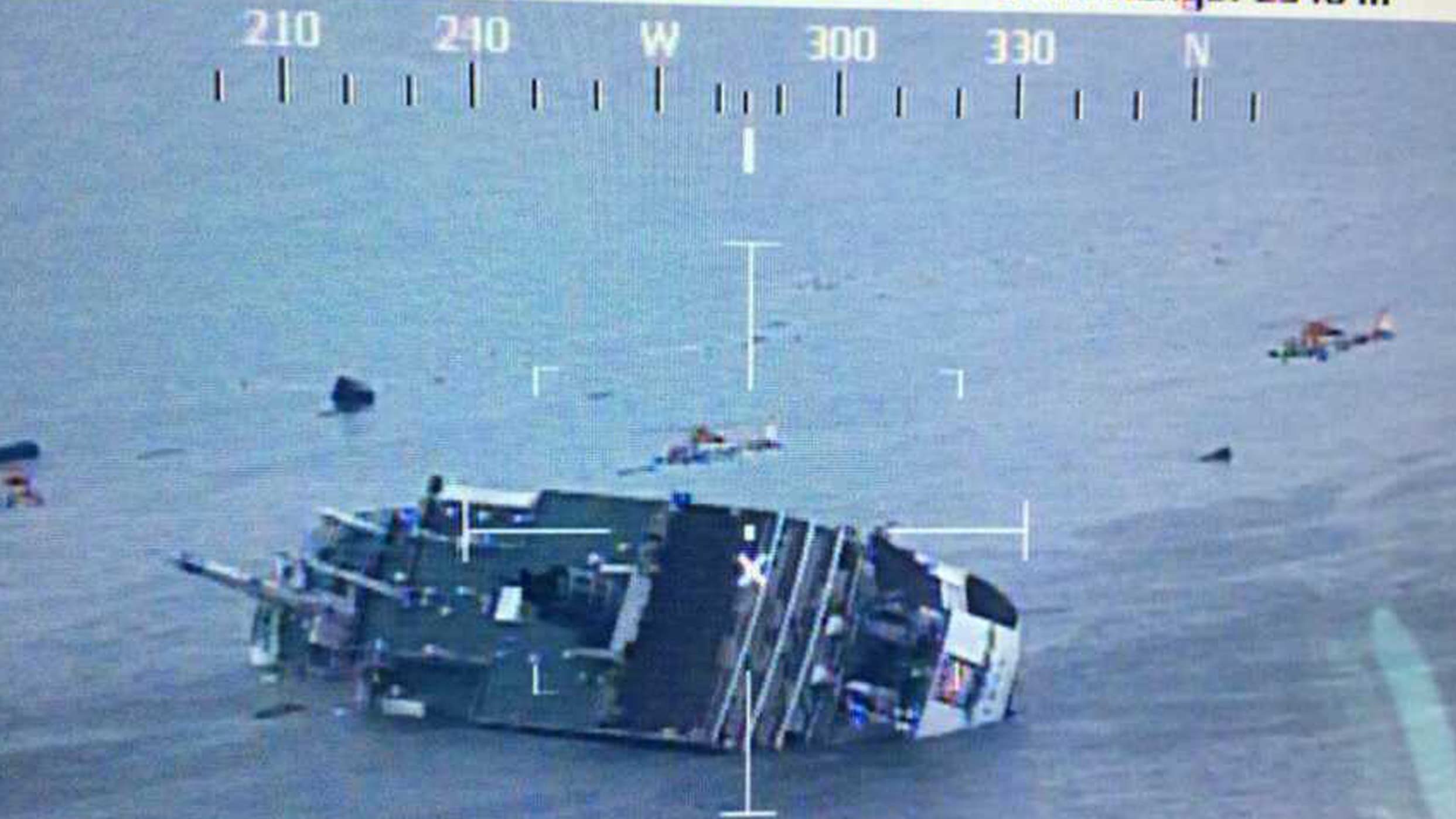 Un hélicoptère porte secours aux passagers, avant que le ferry ne soit submergé. Un hélicoptère porte secours aux passagers, avant que le ferry ne soit submergé.