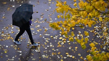 Un passant avec un parapluie (illustration).