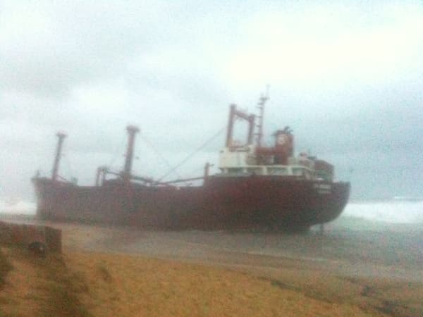 Le navire échoué à Erdeven. Cliché de Claire Andrieux@RMC prise au lever du jour ce vendredi.
