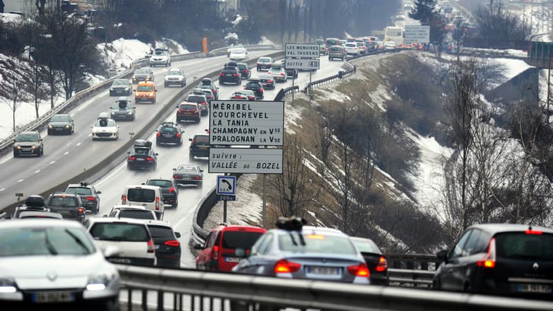 Il va de nouveau falloir s'armer de patience sur les routes, ce week-end, dans la région Rhône-Alpes. Bison Futé voit rouge dans le sens des départs, et orange dimanche rien que pour l'Île-de-France.