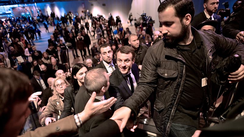 Alexandre Benalla aux côtés d'Emmanuel Macron, candidat à la présidentielle, pendant le Salon de l'Agriculture, le 1er mars 2017.