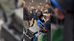 Des passagers bloqués à l'aéroport de Lyon et attendant leur vol à destination de Tunis lundi 4 novembre 2024.