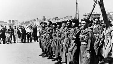 Des soldats nord-africains de l'armée française à Marseille en août 1944.