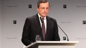 Que peut bien vouloir signifier cette cravate bordeaux?