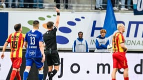 Jules Van Cleemput reçoit un carton rouge lors de La Gantoise-Mechelen, le 15 septembre 2024.
