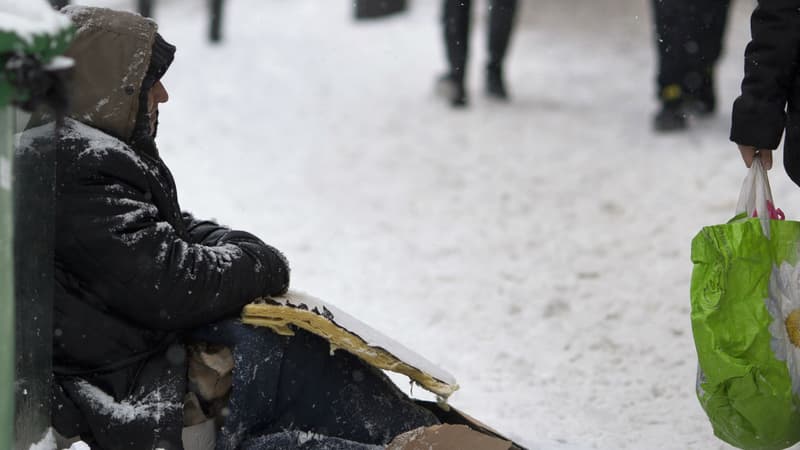 Un sans-abri dans une rue couverte de neige à Paris, le 20 janvier 2013. Photo d'illustration