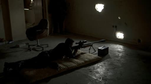 Un sniper de la police irakienne posté dans l'ouest de Mossul, le 12 avril 2017