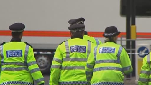 La police londonienne annonce avoir arrêté deux personnes soupçonnées de complicité de meurtre du soldat assassiné sauvagement mercredi.