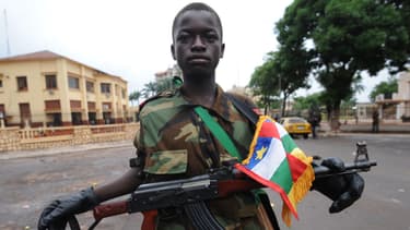 Un enfant-soldat pose le 25 mars 2013 devant le palais présidentiel centrafricain, à Bangui.