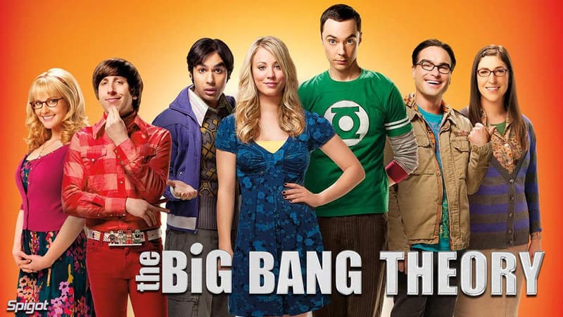 Sheldon et Leonard entourés de leur bande d'amis geeks de "The Big Bang Theory".
