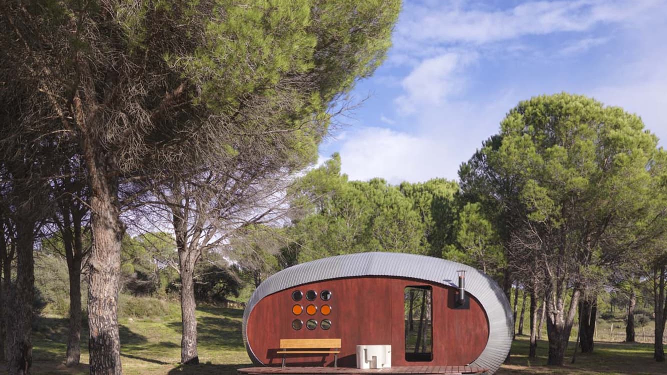 Cette maison bulle s'intègre à tous les environnements et offre différents usages.