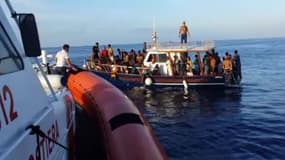 Des migrants secourus par les garde-côtes italiens, le 3 octobre.