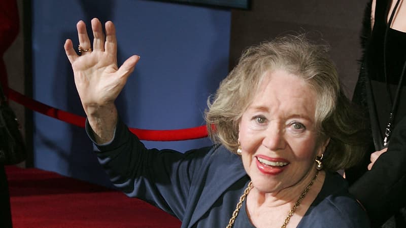 L'actrice Glynis Johns arrive à la soirée de sortie du DVD de l'édition du 40e anniversaire de "Mary Poppins" organisée par Disney au El Capitan Theater le 30 novembre 2004 à Los Angeles, en Californie.