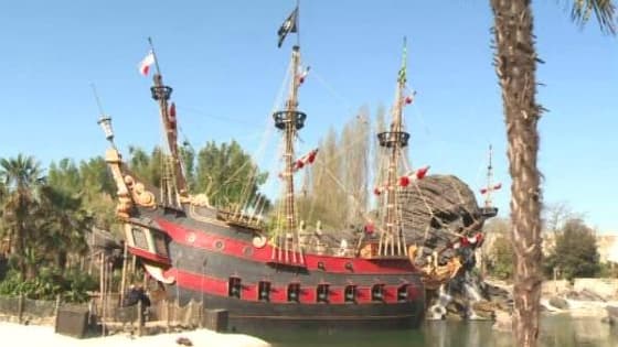 L'attraction "Pirates des Caraïbes" vue de l'extérieur.