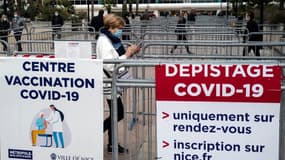 Des personnes arrivent à leur rendez-vous de vaccination contre le Covid, le 6 mars 2021 dans un centre à Nice