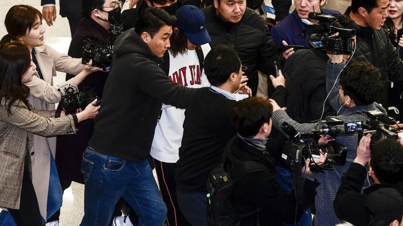 Jung Joon-young entourés de journalistes le 12 mars.